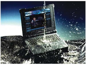 Nên làm gì khi laptop bị dính nước?